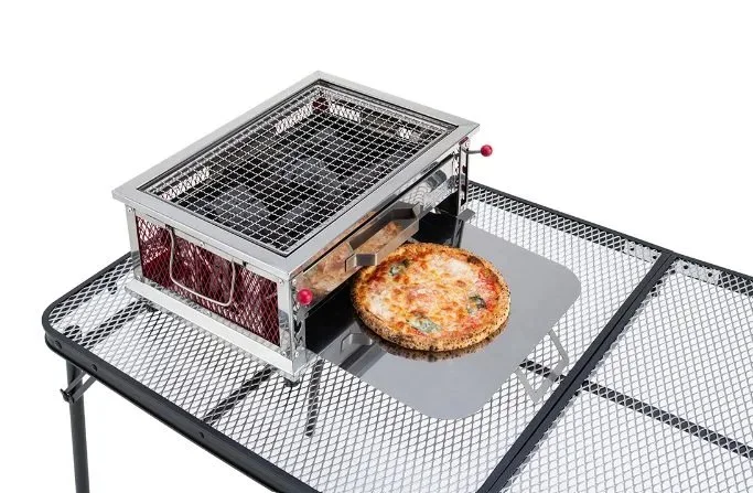 コールマン クールスパイダープロ テーブルトップのオーブン機能でピザを焼いている様子