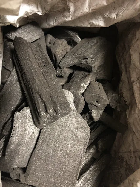 袋に入ったバーベキュー用黒炭