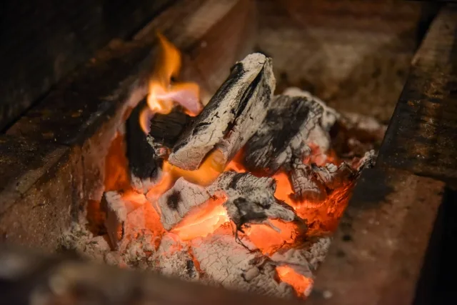 バーベキュー用の炭が燃えている様子