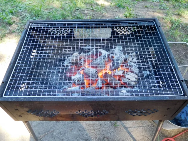 バーベキューコンロで炭が燃えている様子