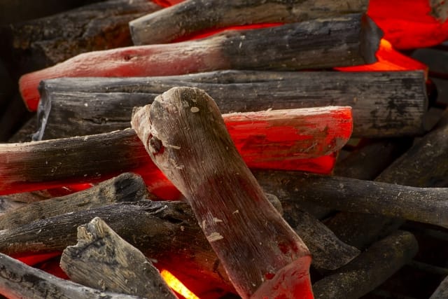 バーベキュー用の炭の種類｜黒炭が赤く燃えている様子
