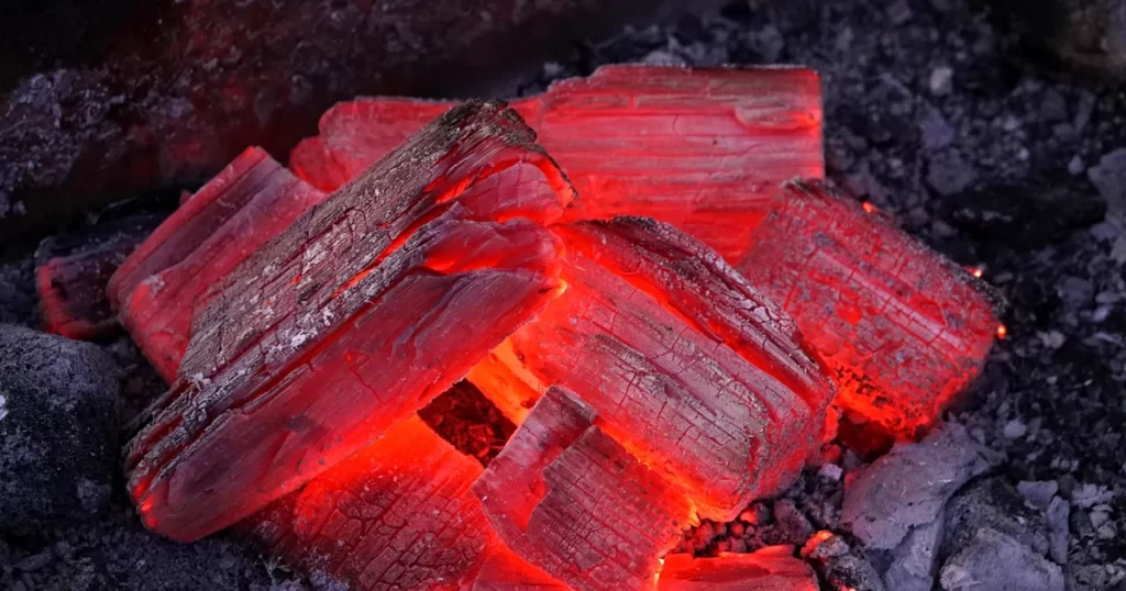 バーベキュー炭おすすめ｜においがつきにくい国産黒炭が赤く燃えている様子