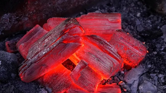 バーベキュー用の炭が赤く燃えている様子