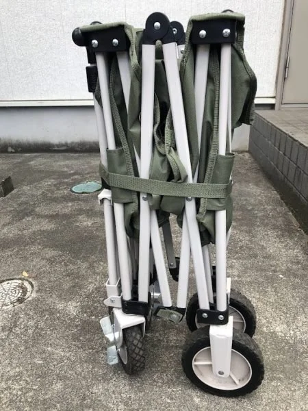 コールマンのアウトドアワゴンを折りたたんだ状態