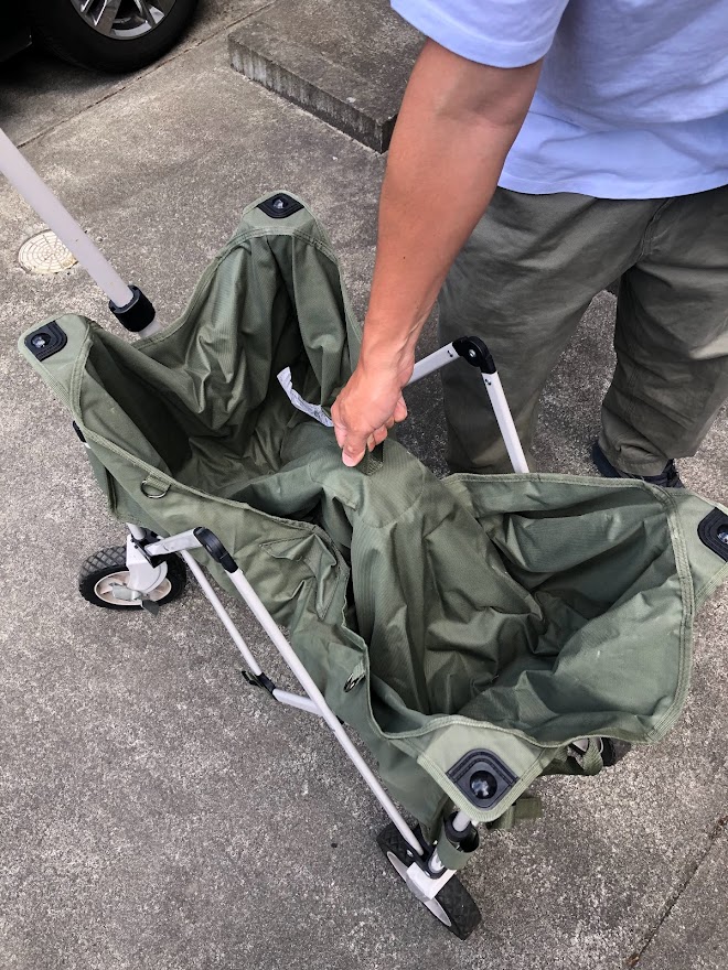 コールマン アウトドアワゴンを折りたたむ手順（中央を持ち上げる様子）