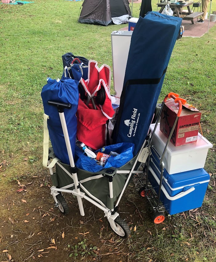 キャンプ道具を満載したコールマン アウトドアワゴン