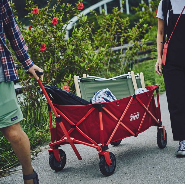 コールマン アウトドアワゴン レッドを使って荷物を運ぶ様子