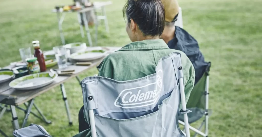 コールマン リゾートチェアでキャンプを楽しむ様子
