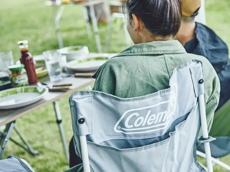 コールマン リゾートチェアに座ってキャンプを楽しむ様子