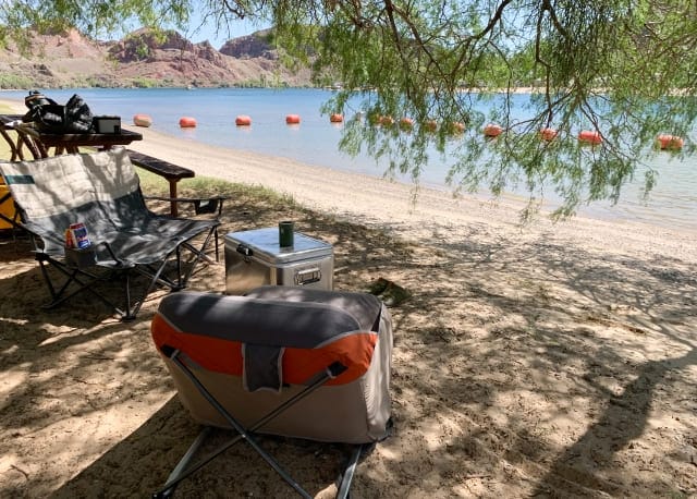 川沿いのビーチキャンプサイトでハードクーラーとソフトクーラーを並べて使っている様子