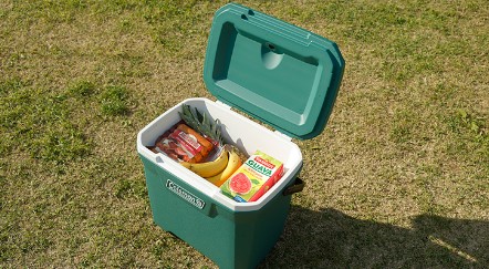 コールマン エクストリームクーラー28QT エバーグリーン 食材を入れた屋外使用イメージ デイキャンプに最適
