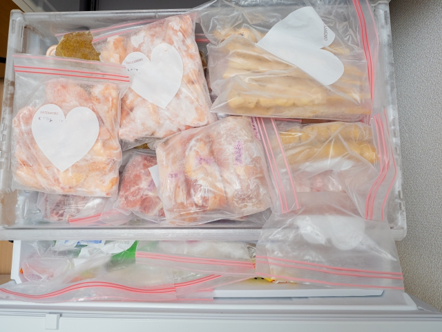 冷凍庫が食材でいっぱいの様子。ロゴス倍速凍結・氷点下パックは再凍結が早く、冷凍庫がギチギチでも使いやすい。