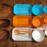お子さんが安全に使えるアウトドア用食器セットの素材比較　木製やプラスチック製のカラフルなキャンプ用食器