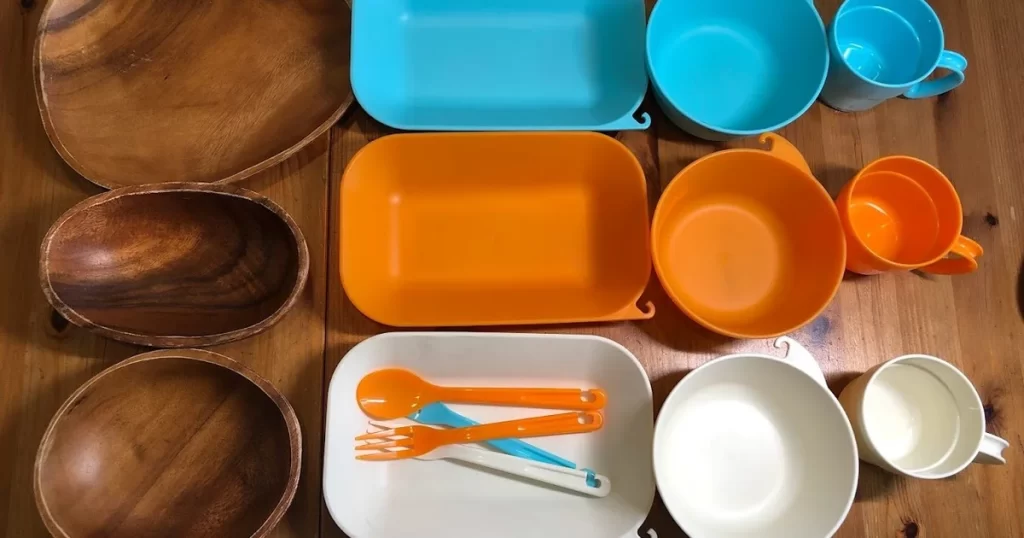 バーベキューやキャンプで使えるアウトドア食器セット｜木製・メラミン・プラスチック素材の比較