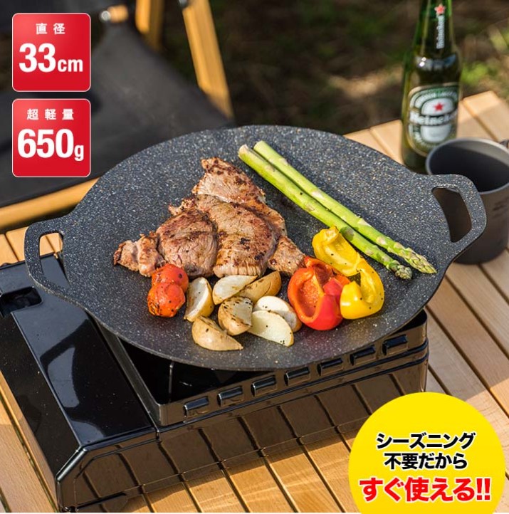 FIELDOORラウンドグリドルパン33cmで肉と野菜を焼いている様子｜超軽量650gでシーズニング不要の便利キャンプギア