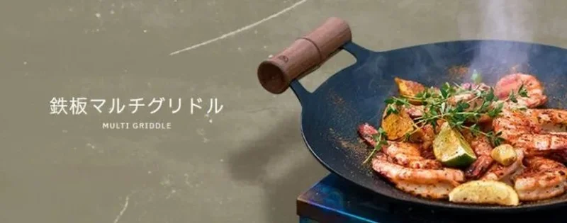 JHQマルチグリドルでエビや野菜をキャンプで調理している様子