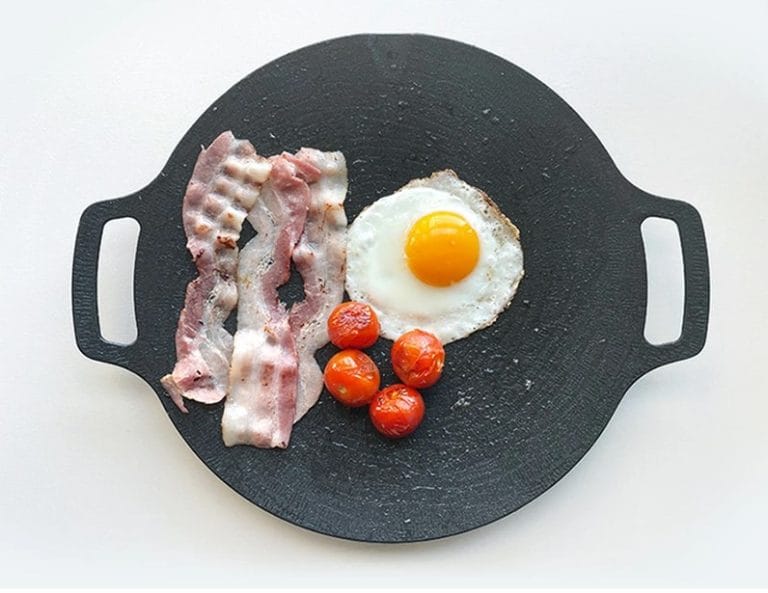 マルチグリドルでベーコン・目玉焼き・トマトを焼いた朝食