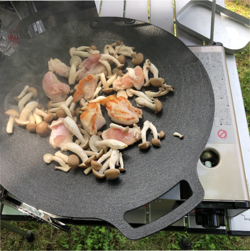 カセットコンロでマルチグリドルを使用している様子|輻射熱による熱のこもりに注意が必要