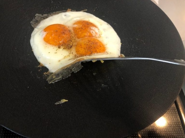 マルチグリドルで焦げ付かずに目玉焼きを焼いている様子