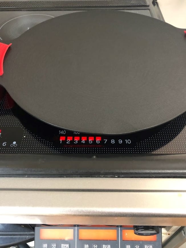 マルチグリドルをIHコンロで予熱している様子