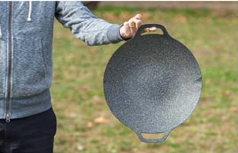 マルチグリドルを片手で軽々と持っている様子