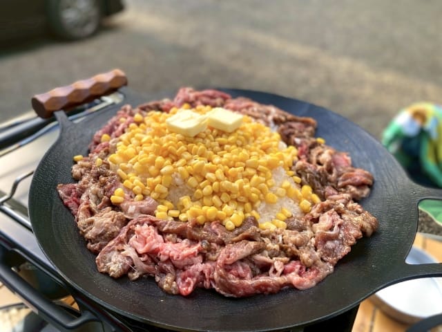 マルチグリドルでペッパーランチ風ごはんを作っているキャンプシーン