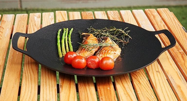 マルチグリドルにサーモン・アスパラ・トマトを盛り付けたアウトドア料理