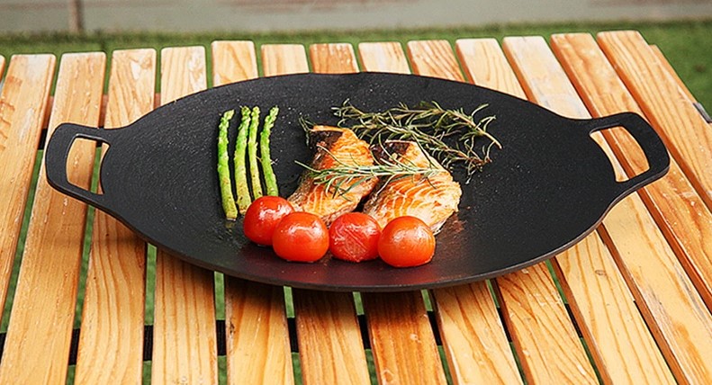 マルチグリドルで焼いたサーモンと野菜をそのままテーブルに出している様子|おしゃれで洗い物が減るキャンプギア