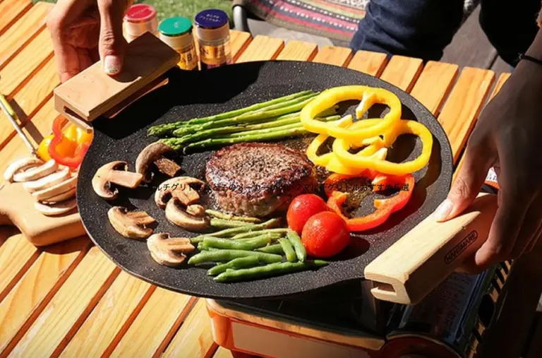 マルチグリドルにステーキとカラフルな野菜を盛り付けたキャンプ料理