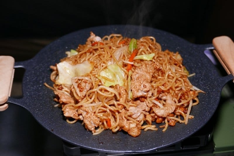 マルチグリドルで4人分の焼きそばを作っているキャンプシーン