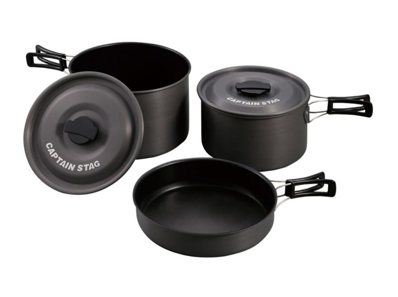 キャプテンスタッグ アルミクッカーLサイズの写真。軽量で扱いやすい3点セットのキャンプ用鍋とフライパン。