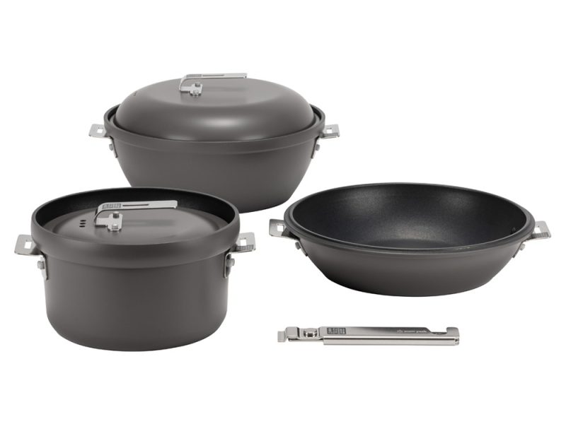 スノーピーク フィールドクッカーProの写真。軽量でスタッキングしやすく、ソロからファミリーキャンプまで幅広く使える高品質なクッカーセット。