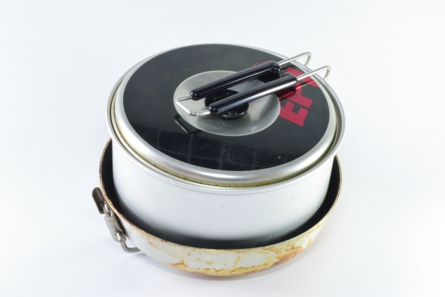 アウトドア用クッカーセットのスタッキング例。鍋とフライパンを重ねて収納した状態のイメージ写真。