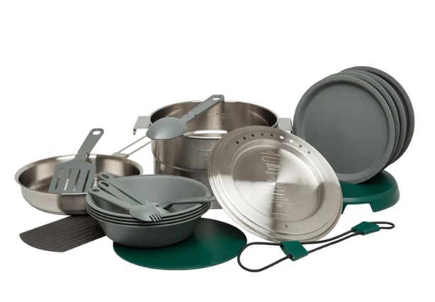 スタンレー ベースキャンプクックセット。鍋やフライパンに加え、4人分の食器とカトラリーが揃うファミリーキャンプ向けの調理器具セット。