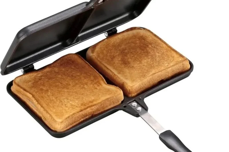ダブルサイズのホットサンドメーカーを開いて食パン2枚が焼き上がった状態