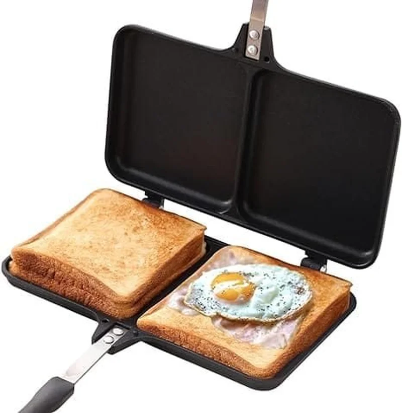 アイリスプラザ ホットサンドメーカー直火用で食パンを焼いている様子