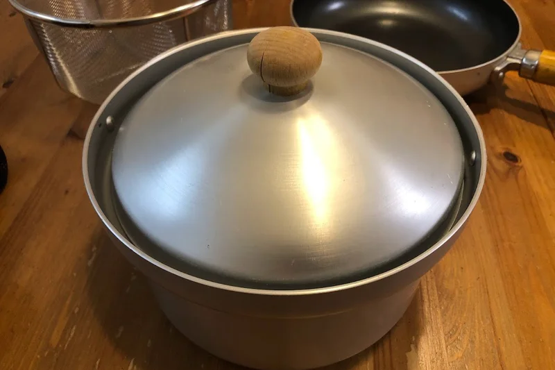 ユニフレームfan5DXのライスクッカーで炊飯している様子