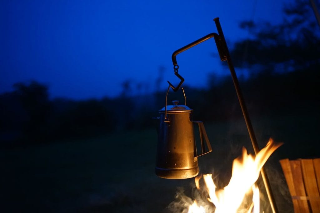 焚き火にかけたキャンプケトル｜夜のキャンプサイト
