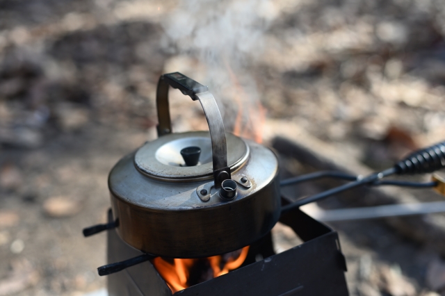 焚き火台でお湯を沸かすケトルのアップ 焚き火キャンプ風景