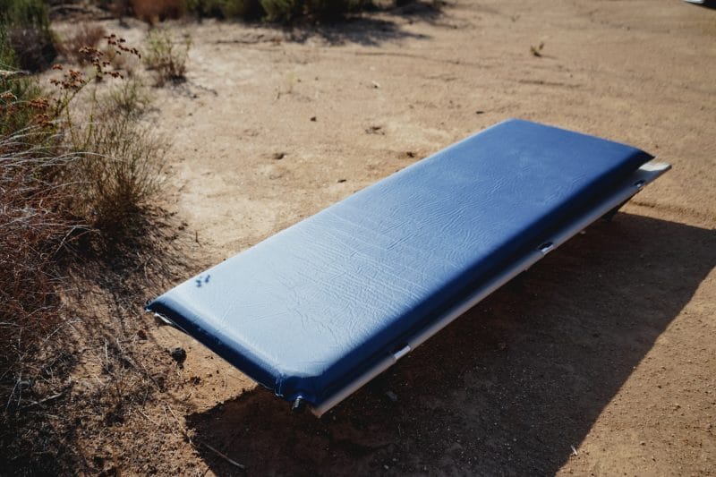厚さ10cmのインフレーターマットを屋外に設置したイメージ
