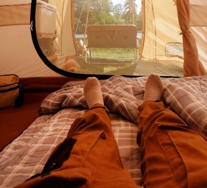 ファミリーキャンプのテント内でインフレーターマットに寝転んだ朝の様子