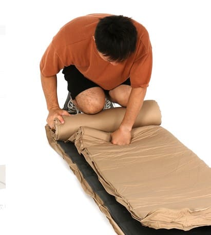 インフレーターマットの空インフレーターマットの空気を抜きながらたたむ方法気を抜きながらたたむ方法