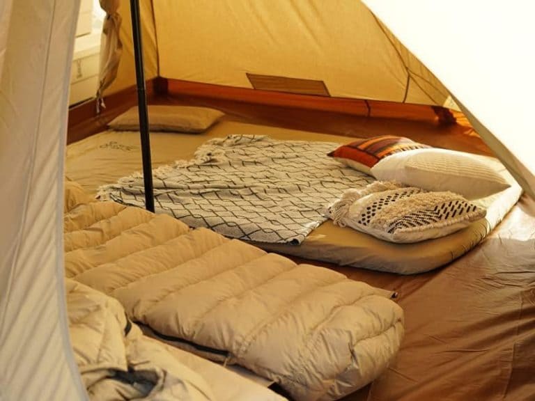 ファミリーキャンプのテント内に敷いたインフレーターマット