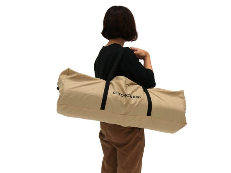 ソトネノキワミの収納袋のサイズ感｜女性が背負っている様子