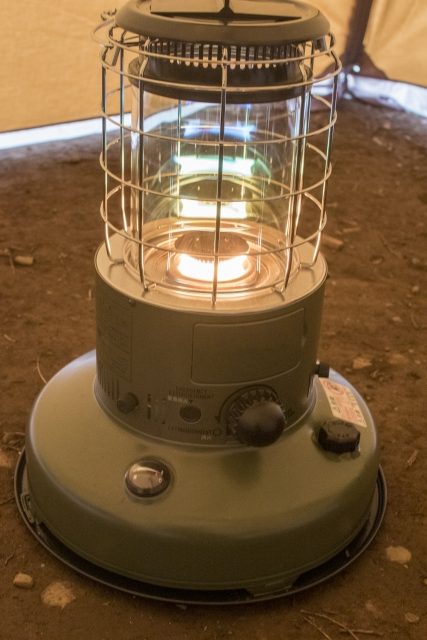 トヨトミストーブを使った暖房キャンプシーン