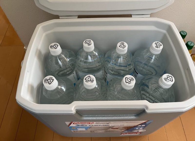 2Lペットボトル8本も収納可能な大容量。