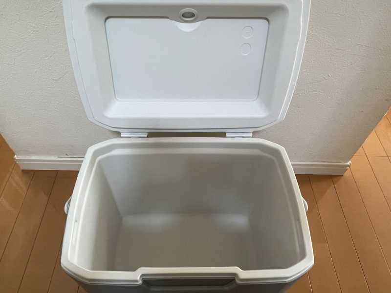 クーラーの内側の形状と深さを確認。