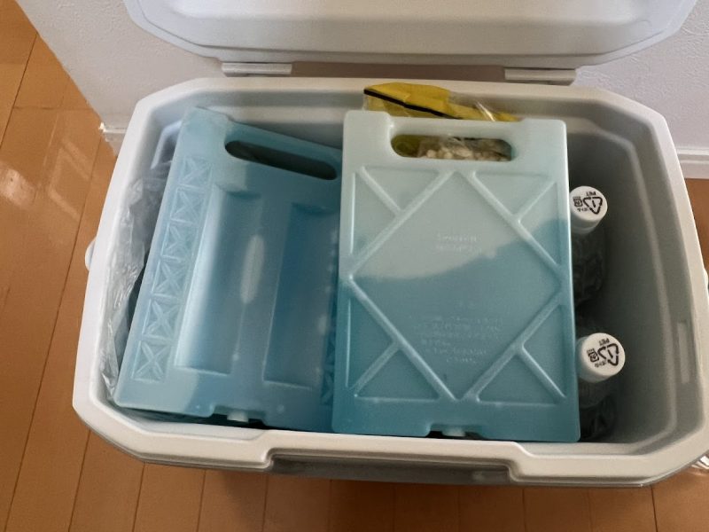 保冷剤を上に置いて効率的に冷却。