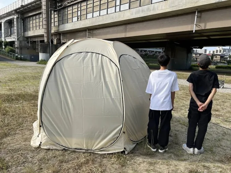 ポップアップリビングと2人の身長を比較した外観
