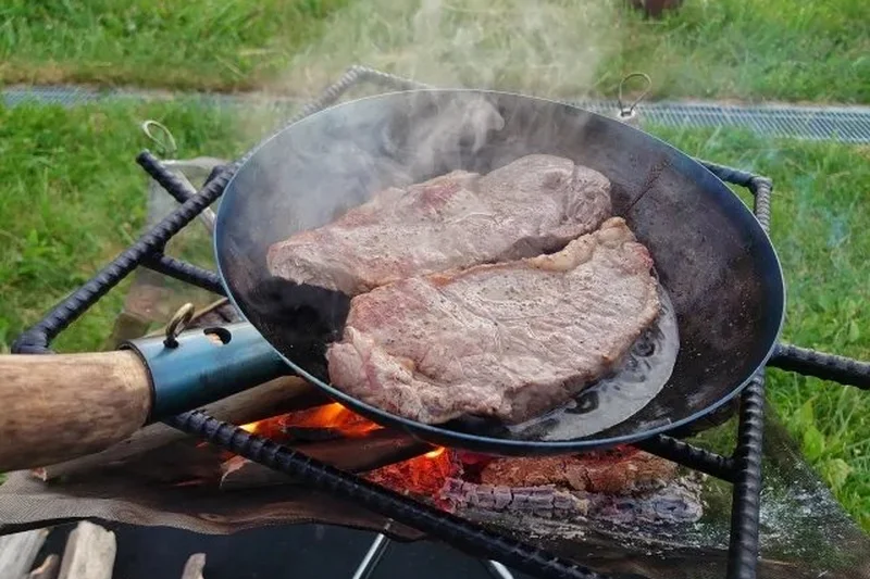 マルチグリドルにローストビーフを盛り付けたキャンプ料理